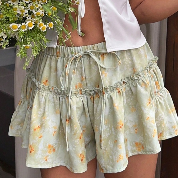 Boho Floral Print Ruffle Detail Stretchy Waist Shorts - Picture 7 of 10